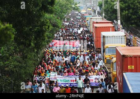 Dhaka, Bangladesh. 18 août 2023. Des partisans de l'opposition, le Parti nationaliste du Bangladesh (BNP), participent à un rassemblement de masse à Dhaka, au Bangladesh, le 18 août 2023. Des milliers de militants et de dirigeants du Parti nationaliste du Bangladesh se sont joints à un rassemblement de masse pour exiger la démission du Premier ministre bangladais Sheikh Hasina et pour réclamer à la maison un gouvernement non partisan lors des élections générales au Bangladesh. Photo de Habibur Rahman/ABACAPRESS.COM crédit : Abaca Press/Alamy Live News Banque D'Images