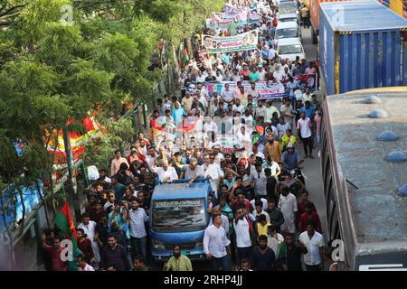 Dhaka, Bangladesh. 18 août 2023. Des partisans de l'opposition, le Parti nationaliste du Bangladesh (BNP), participent à un rassemblement de masse à Dhaka, au Bangladesh, le 18 août 2023. Des milliers de militants et de dirigeants du Parti nationaliste du Bangladesh se sont joints à un rassemblement de masse pour exiger la démission du Premier ministre bangladais Sheikh Hasina et pour réclamer à la maison un gouvernement non partisan lors des élections générales au Bangladesh. Photo de Habibur Rahman/ABACAPRESS.COM crédit : Abaca Press/Alamy Live News Banque D'Images