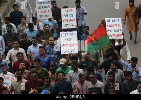 Dhaka, Bangladesh. 18 août 2023. Des partisans de l'opposition, le Parti nationaliste du Bangladesh (BNP), participent à un rassemblement de masse à Dhaka, au Bangladesh, le 18 août 2023. Des milliers de militants et de dirigeants du Parti nationaliste du Bangladesh se sont joints à un rassemblement de masse pour exiger la démission du Premier ministre bangladais Sheikh Hasina et pour réclamer à la maison un gouvernement non partisan lors des élections générales au Bangladesh. Photo de Habibur Rahman/ABACAPRESS.COM crédit : Abaca Press/Alamy Live News Banque D'Images