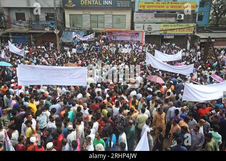 Dhaka, Bangladesh. 18 août 2023. Des partisans de l'opposition, le Parti nationaliste du Bangladesh (BNP), participent à un rassemblement de masse à Dhaka, au Bangladesh, le 18 août 2023. Des milliers de militants et de dirigeants du Parti nationaliste du Bangladesh se sont joints à un rassemblement de masse pour exiger la démission du Premier ministre bangladais Sheikh Hasina et pour réclamer à la maison un gouvernement non partisan lors des élections générales au Bangladesh. Photo de Habibur Rahman/ABACAPRESS.COM crédit : Abaca Press/Alamy Live News Banque D'Images