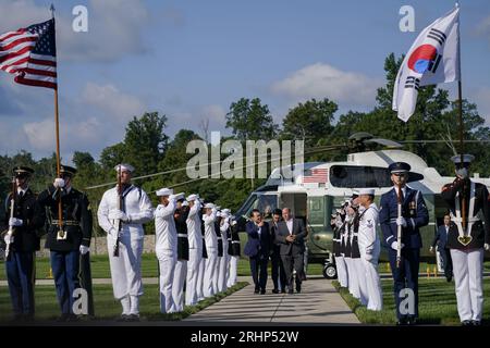 Le président sud-coréen Yoon Suk Yeol est accueilli par Ethan Rosenzweig à son arrivée pour un sommet trilatéral à Camp David, la retraite présidentielle près de Thurmont, Maryland, le 18 août 2023. Crédit : Nathan Howard/Pool via CNP/MediaPunch Banque D'Images