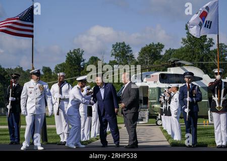 Le président sud-coréen Yoon Suk Yeol est accueilli par Ethan Rosenzweig à son arrivée pour un sommet trilatéral à Camp David, la retraite présidentielle près de Thurmont, Maryland, le 18 août 2023. Crédit : Nathan Howard/Pool via CNP/MediaPunch Banque D'Images