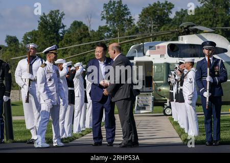 Le président sud-coréen Yoon Suk Yeol est accueilli par Ethan Rosenzweig à son arrivée pour un sommet trilatéral à Camp David, la retraite présidentielle près de Thurmont, Maryland, le 18 août 2023. Crédit : Nathan Howard/Pool via CNP/MediaPunch Banque D'Images