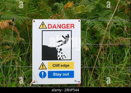 Les panneaux de danger à l'extérieur de Holme Park Quarry sur Holme Park tombaient au-dessus de Burton-in-Kendal Cumbria Banque D'Images