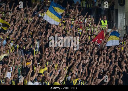 Maribor, Slovénie. 17 août 2023. Les supporters de Fenerbahce ont vu des acclamations lors du match de deuxième manche du 3e tour de qualification de l'UEFA Europa Conference League entre Maribor et Fenerbahce au stade Ljudski Vrt. Score final ; Maribor 0:3 Fenerbahce. (Photo Milos Vujinovic/SOPA Images/Sipa USA) crédit : SIPA USA/Alamy Live News Banque D'Images