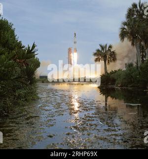 Des nuages de fumée s'accumulent au-dessus de la zone environnante lorsque le véhicule spatial Skylab 1/Saturn V sans équipage est lancé depuis le centre spatial NASAs Kennedy le 14 mai 1973. La charge utile Skylab 1 comprenait les principaux composants de la station spatiale : l'atelier orbital, le support de télescope Apollo, plusieurs adaptateurs d'amarrage et le module de SAS. L'équipage du Skylab 2 devait être lancé vers la station spatiale le lendemain à bord du module de commande et de service Apollo. Skylab a aidé à ouvrir la voie à des opérations permanentes en orbite terrestre basse. Au cours de son occupation humaine du 25 mai 1973 au 8 février 19 Banque D'Images