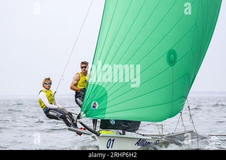 SCHEVENINGEN - Bart Lambriex et Floris van de Werken en action lors de la huitième journée des championnats du monde de voile. ANP SEM VAN DER WAL crédit : ANP/Alamy Live News Banque D'Images