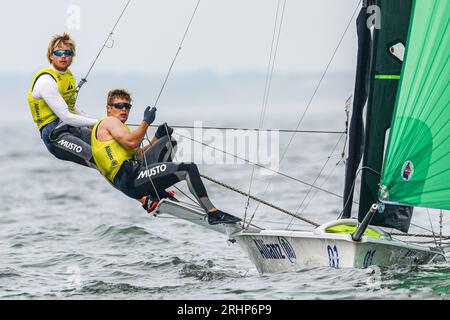 SCHEVENINGEN - Bart Lambriex et Floris van de Werken en action lors de la huitième journée des championnats du monde de voile. ANP SEM VAN DER WAL crédit : ANP/Alamy Live News Banque D'Images