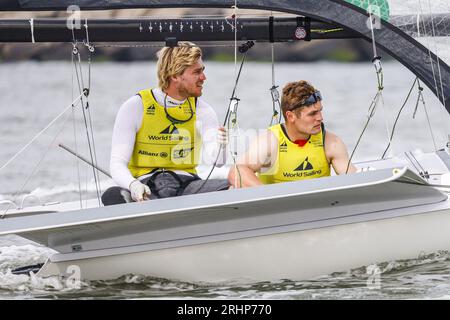 SCHEVENINGEN - Bart Lambriex et Floris van de Werken en action lors de la huitième journée des championnats du monde de voile. ANP SEM VAN DER WAL crédit : ANP/Alamy Live News Banque D'Images