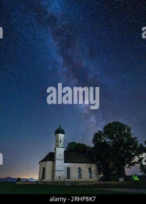 Ciel nocturne avec voie lactée au-dessus de l'église de St. Andrä en haute-Bavière, Bavière, Allemagne, Europe Banque D'Images