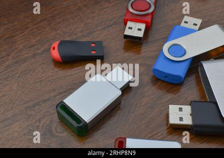 Gros plan de plusieurs clés USB sur la table en bois. Plusieurs clés USB différentes. Clés USB représentant le stockage mobile et la technologie de pointe. Banque D'Images