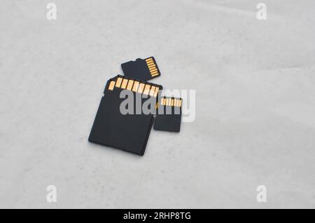 Gros plan des cartes SD et microSD, symboles d'un stockage compact et efficace sur puces. Détail des cartes SD et microSD, représentant le concept moderne o Banque D'Images