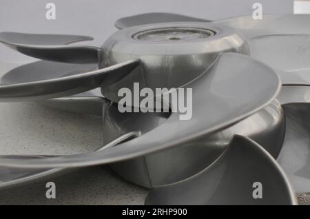 Détail des pales du ventilateur, soulignant l'importance de l'entretien et du nettoyage pour un fonctionnement efficace. Concept et besoin de remplacement régulier et Banque D'Images