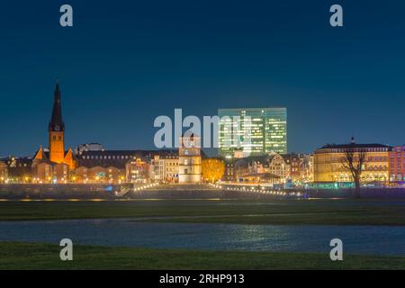 La célèbre vieille ville de Düsseldorf avec St. L'église de Lambertus et le musée 'Schlossturmm' la nuit Banque D'Images