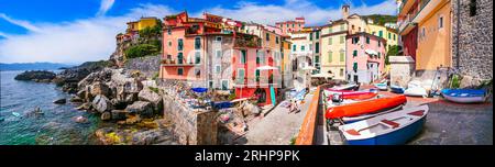 Italie, Ligurie. Pittoresque village traditionnel coloré Tellaro avec vieux bateaux de pêche. Province de la Spezia Banque D'Images