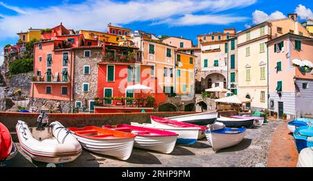 Italie, Ligurie. Pittoresque village traditionnel coloré Tellaro avec vieux bateaux de pêche. Province de la Spezia Banque D'Images