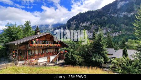 Suisse voyage . la plupart des endroits pittoresques. Beau village de Lauterbrunnen et vallée entouré par d'impressionnantes montagnes des Alpes Banque D'Images