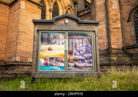 Un panneau en bois sculpté avec les mots 'Lichfield Cathedrald' dans le cimetière à l'extérieur de l'ancienne cathédrale gothique anglicane à Lichfield, Staffor Banque D'Images