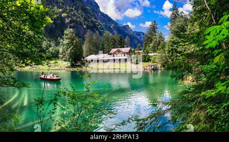Lacs de montagne suisses étonnants - magnifique lac Blausee de conte de fées avec des eaux claires trasparent. Près du village de Kandersteg. Voyages et paysages en Suisse Banque D'Images
