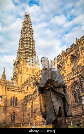 La statue en bronze de Saint-Tchad devant la cathédrale de Lichfield dans le Staffordshire, Royaume-Uni. Il a été créé par Peter Walker et dévoilé en 2021. Il représente St. Cha Banque D'Images