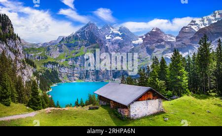 Idyllique lac de montagne suisse Oeschinensee (Oeschinen) avec de l'eau turquise et des sommets enneigés des montagnes des Alpes près du village de Kandersteg. Suisse nature Banque D'Images