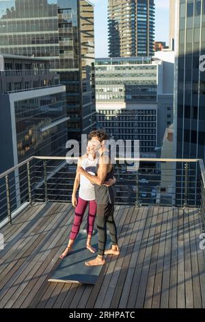 Couple sur la terrasse sur le toit Banque D'Images