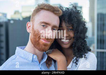 Couple dans une grande ville en toile de fond Banque D'Images