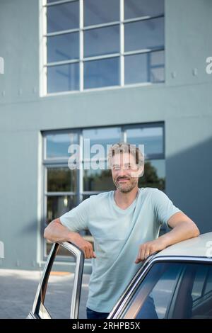 Homme devant la maison Banque D'Images