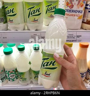 15.07.2023 Ukraine, Kharkov, bouteille d'ayran à la main, shopping dans le supermarché d'épicerie Banque D'Images