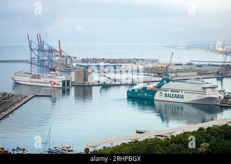 MALAGA, ESPAGNE - 17 JUILLET 2023 : vue aérienne panoramique de Malaga dans une journée nuageuse d'été le matin à Malaga, Espagne le 17 juillet 2023 Banque D'Images