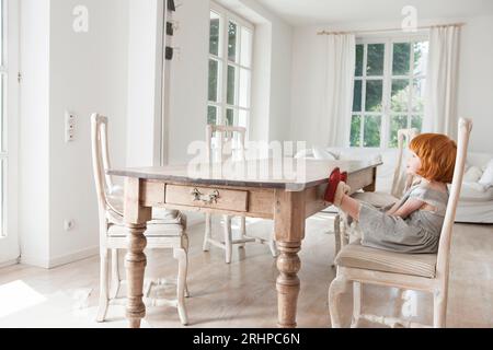 Fille à table à manger Banque D'Images