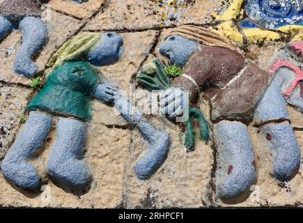 Sargadelos céramique murale sur le dôme de la chapelle par Francisco Xosé Pérez Porto avec des épisodes de légende et d'histoire San Anton Château A Coruña Galice Espagne Banque D'Images