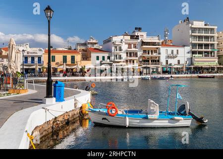 Promenade du lac dans la soirée, Lac Voulismeni, Agios Nikolaos, Crète, Grèce Banque D'Images