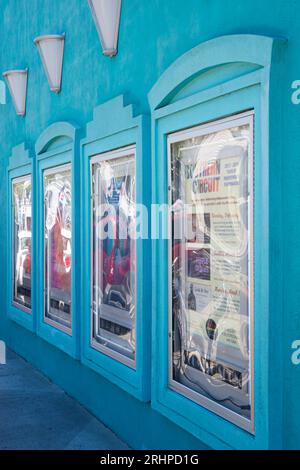 Key West, Floride, États-Unis. Façade bleu turquoise de l'emblématique Tropic Cinema dans Eaton Street, vieille ville. Banque D'Images