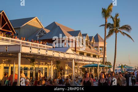 Key West, Floride, États-Unis. Touristes se rassemblant dans les bars de bord de mer pour la célébration du coucher du soleil, Mallory Square, vieille ville. Banque D'Images