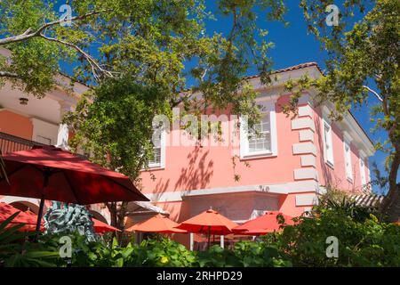 Naples, Floride, États-Unis. Terrasse de café colorée sur 13th Avenue South au cœur du quartier gastronomique de la ville. Banque D'Images