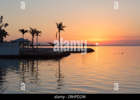 Marathon, Floride, États-Unis. Vue depuis Key Vaca sur les eaux tranquilles du détroit de Floride, lever du soleil. Banque D'Images