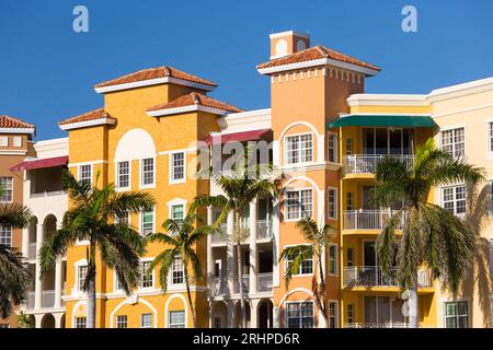 Naples, Floride, États-Unis. Architecture moderne colorée dans le développement résidentiel exclusif de Bayfront place. Banque D'Images