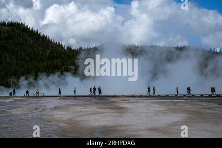 Touristes sur la passerelle. Grande Prismatic Spring au Midway Geyser Basin de Yellowstone. Excelsior Geyser Crater. ÉTATS-UNIS Banque D'Images