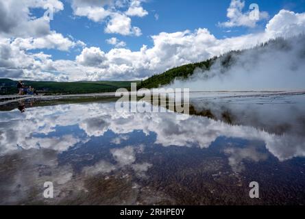 Touristes sur la passerelle. Excelsior Geyser Crater. Grande Prismatic Spring au Midway Geyser Basin de Yellowstone. Wyoming, États-Unis Banque D'Images