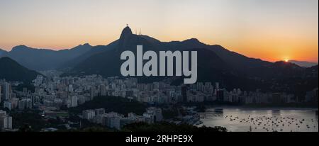 Rio de Janeiro, Brésil : vue panoramique au coucher du soleil depuis la montagne du pain de sucre avec le quartier de Humaitá, Christ Rédempteur sur le mont Corcovado, plage de Botafogo Banque D'Images