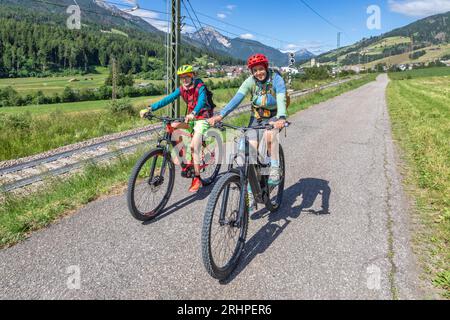 Italie, Tyrol du Sud, San Candido / Innichen, piste cyclable le long de la rivière Drava, deux femmes - mère et fille - avec des vélos Banque D'Images