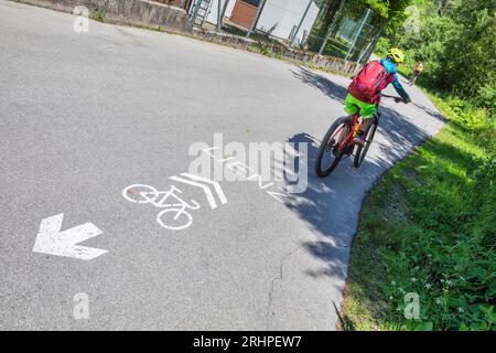 Autriche, Tyrol oriental, piste cyclable le long de la Drava entre San Candido (Innichen) et Lienz Banque D'Images