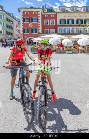 Autriche, Tyrol oriental, piste cyclable Drava, deux personnes, mère et fille avec vélos dans le centre de Lienz Banque D'Images