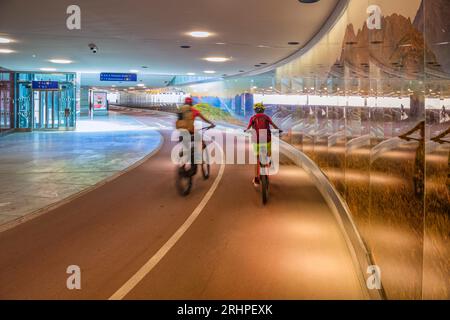 Autriche, Tyrol oriental, Lienz, passage souterrain moderne pour piétons et cyclistes à la gare de Lienz Banque D'Images