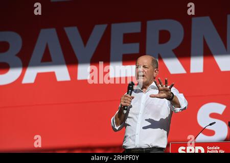 OLAF SCHOLZ. La campagne électorale de BayernSPD commence avec le chancelier OLAF Scholz et Florian von Brunn sur la Marieplatz à Munich le 18 août 2023. Crédit : dpa Picture alliance/Alamy Live News Banque D'Images