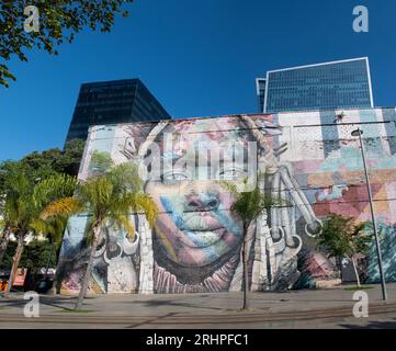 Rio de Janeiro, Brésil : Skyline de la ville avec vue sur mural das Etnias, nommé nous sommes tous un, réalisé par l'artiste brésilien Eduardo Kobra pour les Jeux Olympiques de Rio 2016 Banque D'Images