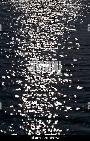 Allemagne, Bavière, haute-Bavière, Neuötting, River Inn, réflexions de lumière sur la surface de l'eau, lumière du soleil, contre-jour, vagues, points lumineux, flou Banque D'Images