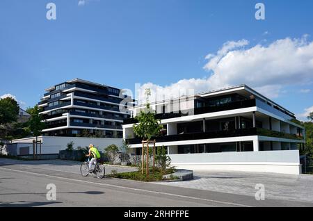 Allemagne, Bavière, haute-Bavière, quartier de Altötting, complexe résidentiel moderne, appartements de luxe, balcons tout autour, balustrades en verre noir Banque D'Images