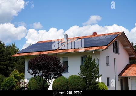 Allemagne, Bavière, haute-Bavière, maison unifamiliale avec photovoltaïque sur le toit Banque D'Images